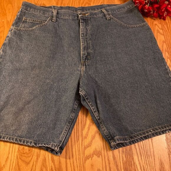 Wrangler Size 40” Denim Shorts - Picture 1 of 7